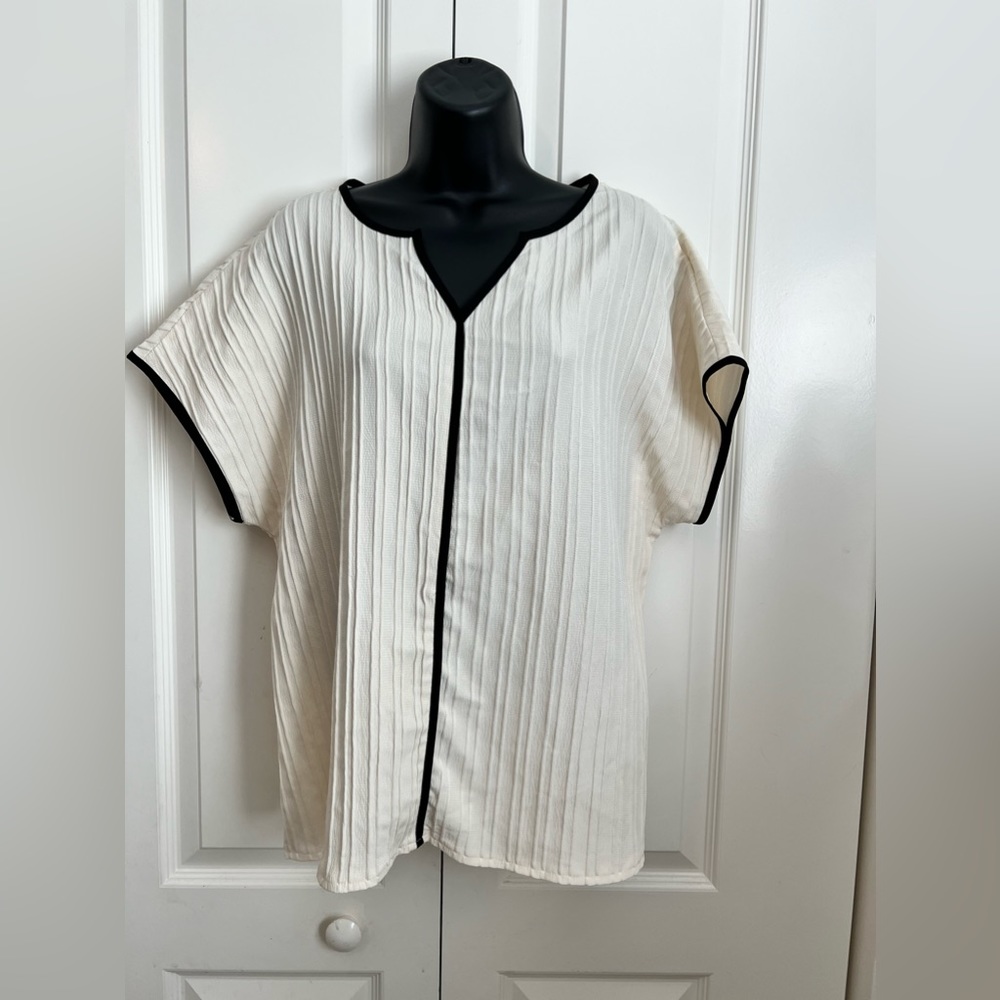 SHEIN Women’s Cream Line Embossed V Neck Top Size XL Trimmed in Black.